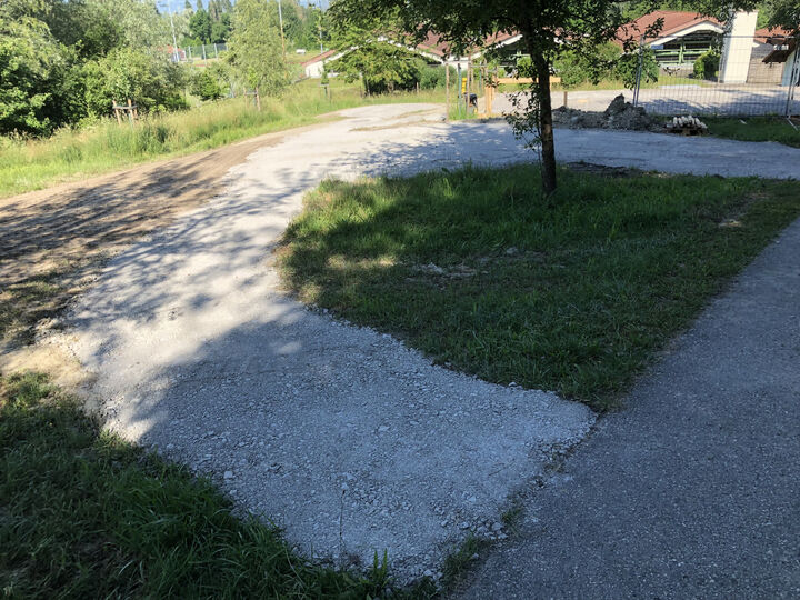 Als erstes wurden in dem feuchten Untergrund die notwendigen Wege rund um die Hütte angelegt.